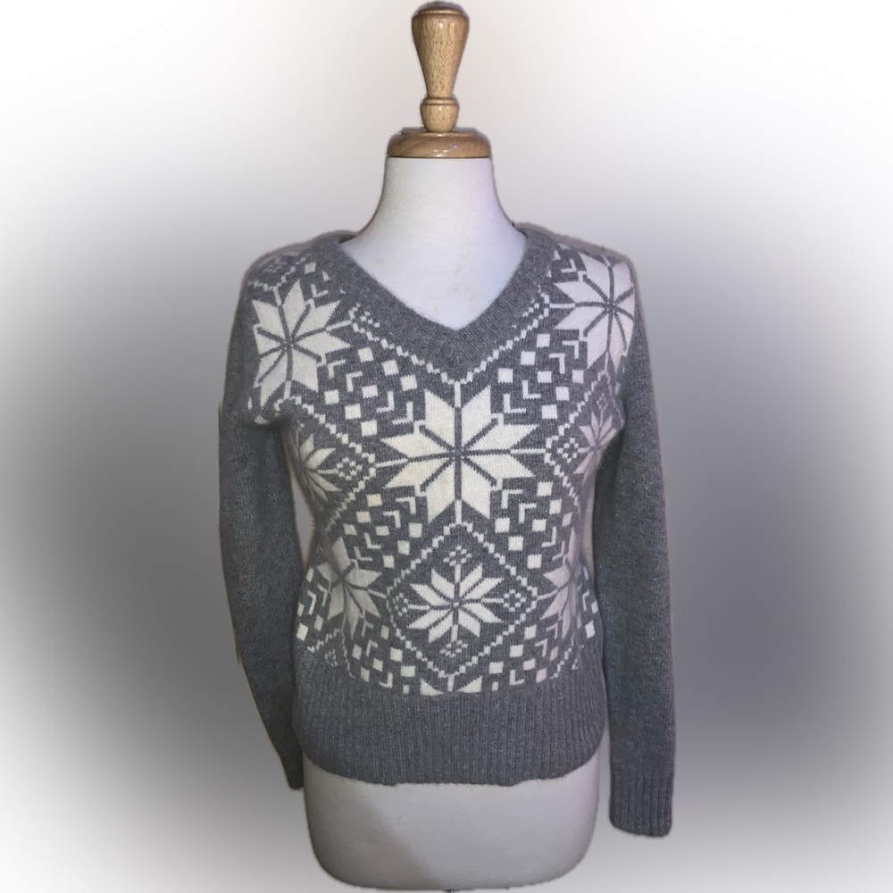 Covington Snowflake V-Neck Sweater Size Medium
